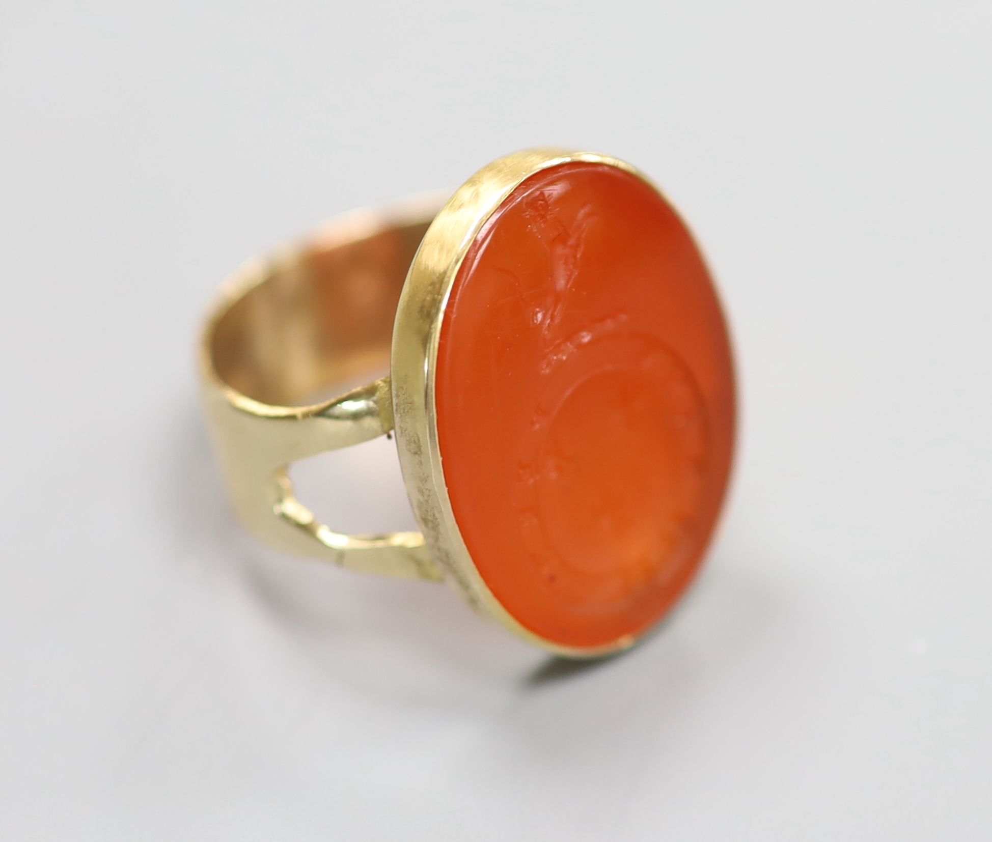 A modern Victorian style 9ct gold and oval carnelian set signet ring (adapted)